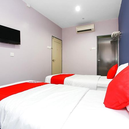 Oyo 89332 De Hotel Teluk Intan Kültér fotó