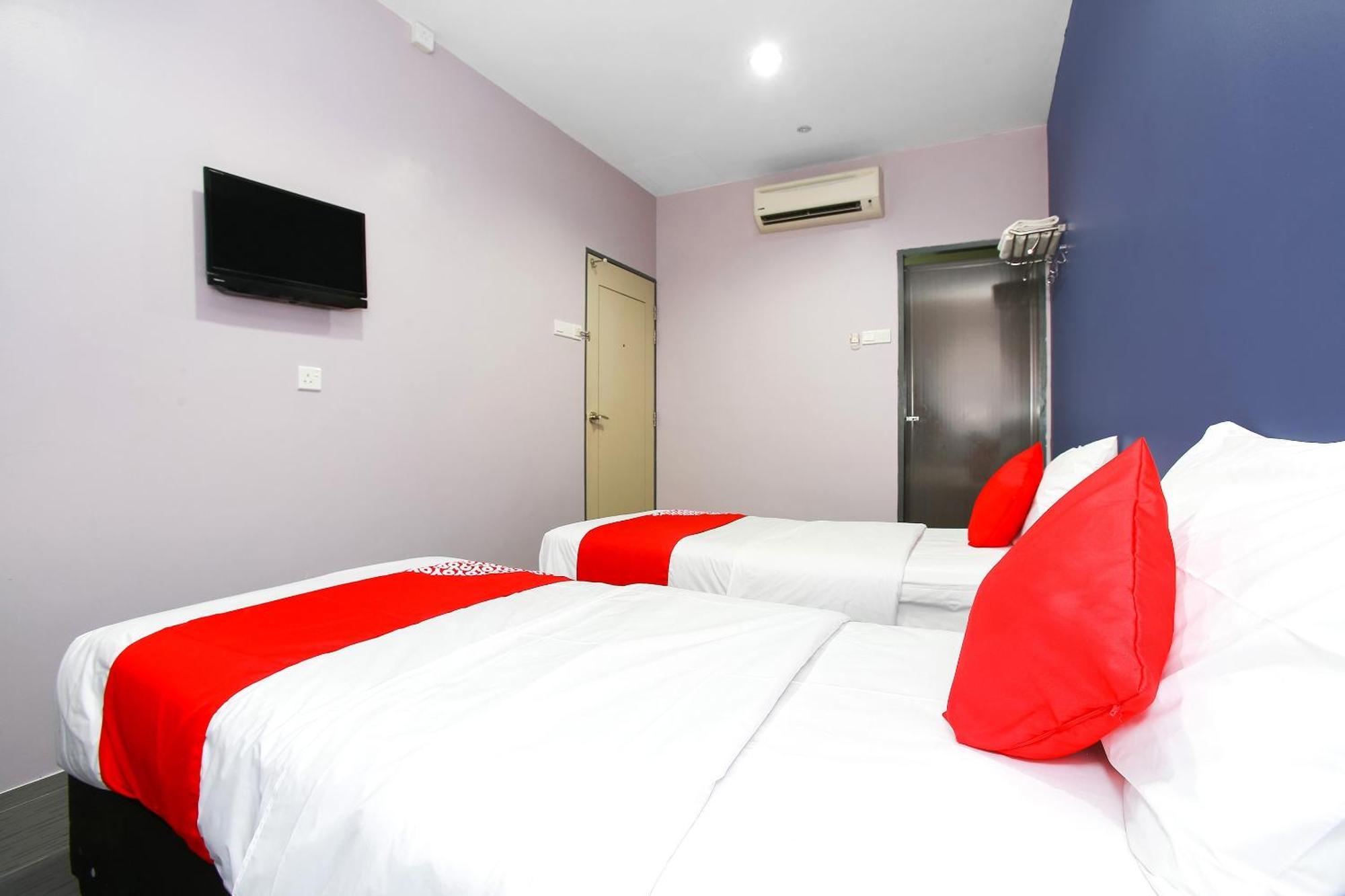 Oyo 89332 De Hotel Teluk Intan Kültér fotó