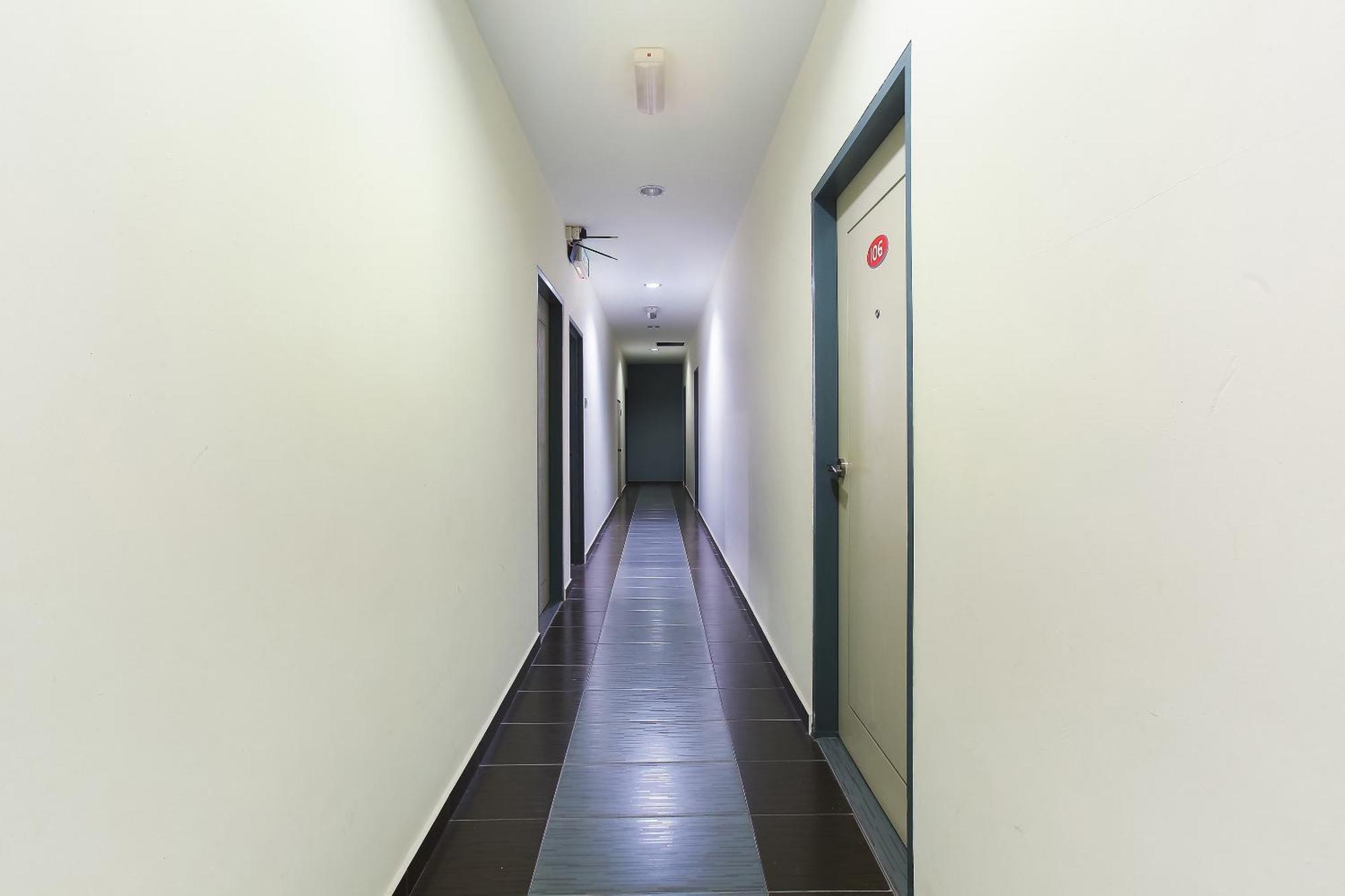 Oyo 89332 De Hotel Teluk Intan Kültér fotó