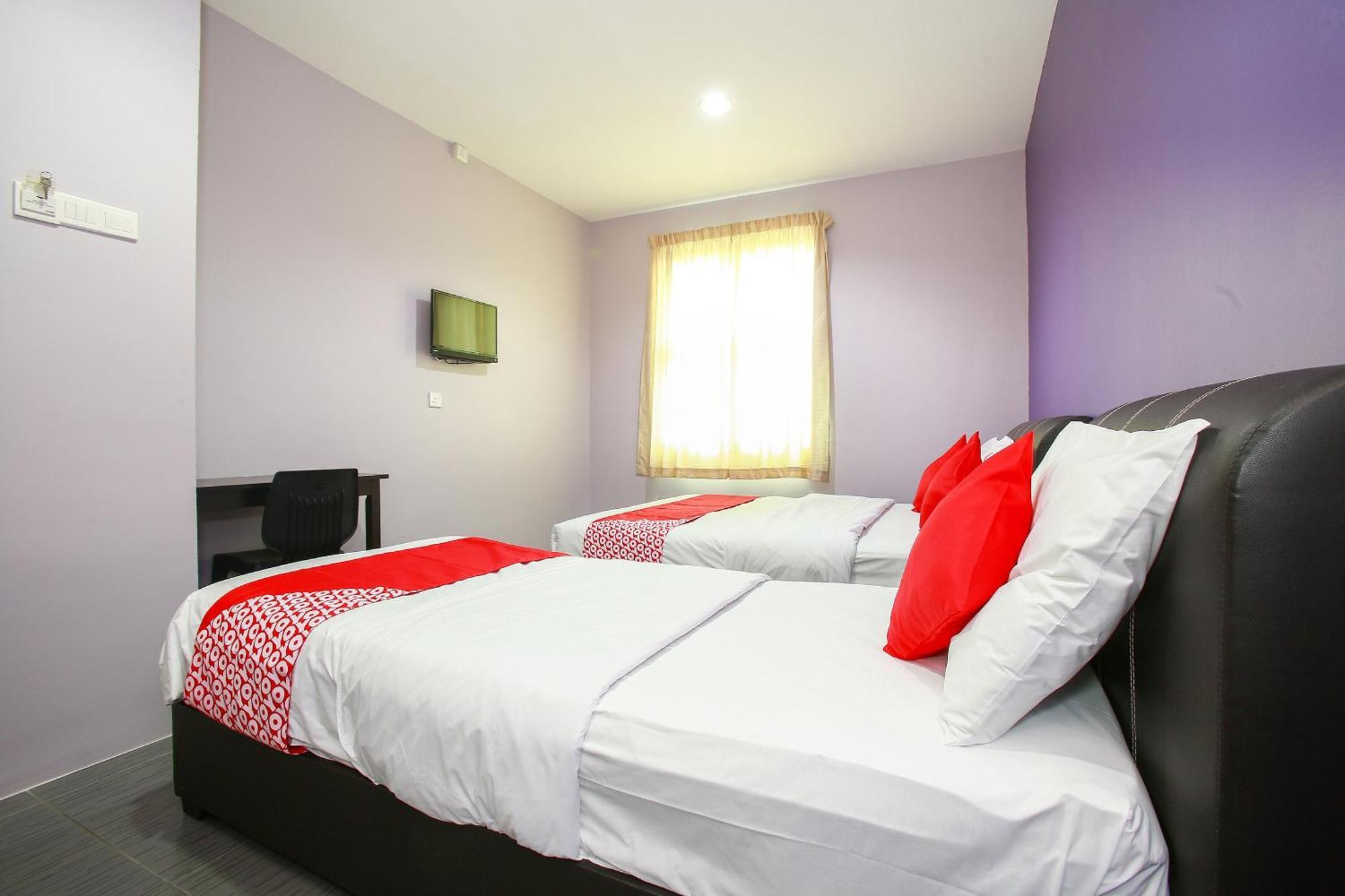 Oyo 89332 De Hotel Teluk Intan Kültér fotó