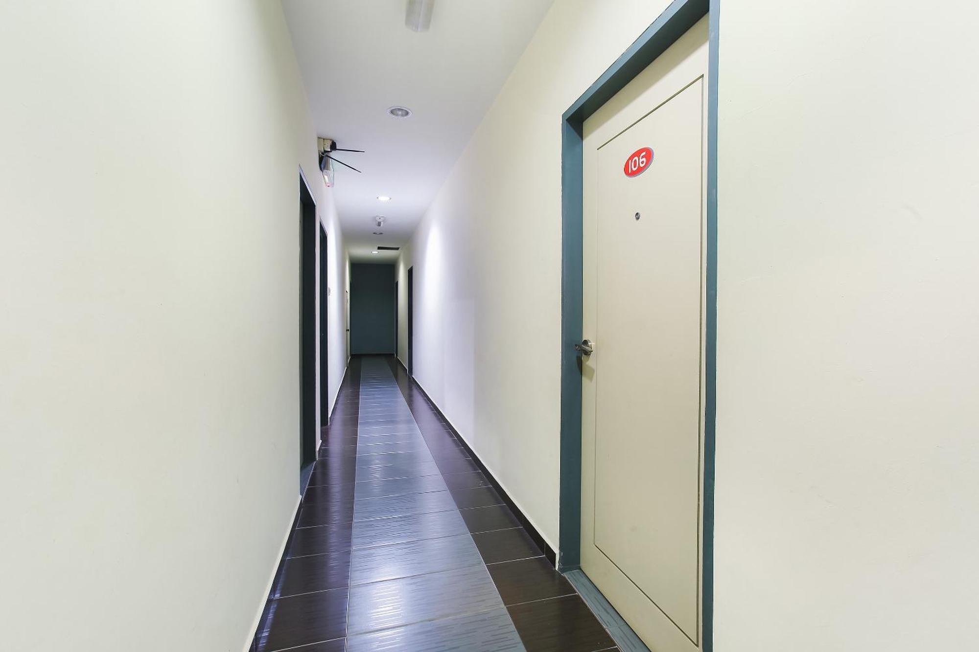 Oyo 89332 De Hotel Teluk Intan Kültér fotó
